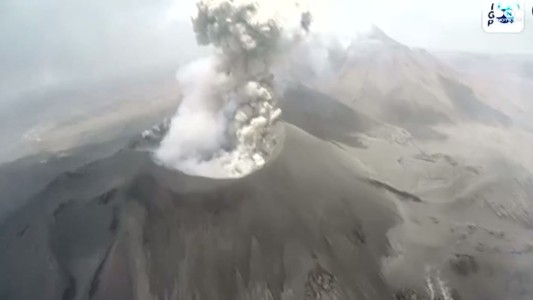 Espectaculares imágenes de la erupción de un volcán en Perú
