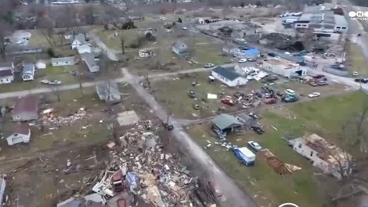 Así quedó un barrio tras el paso del tornado en Illinois