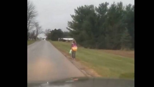 Hizo caminar a su hija de ocho kilómetros en pleno invierno por hacerle bullying a un compañero