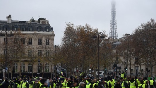 Francia: cerrarán comercios, museos y la Torre Eiffel por las protestas contra Macron