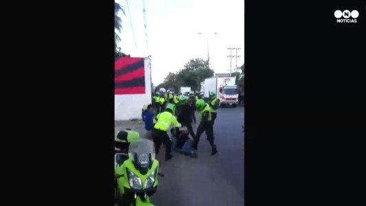 Violento enfrentamiento entre policías y transportistas en Colombia