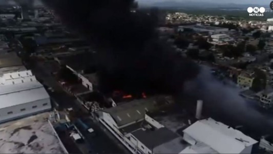Tremenda explosión en una fábrica deja cinco muertos