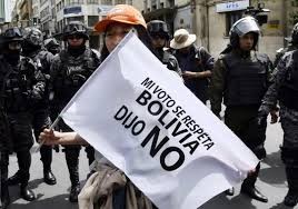 Crucifixiones y caretas quemadas contra una nueva reelección