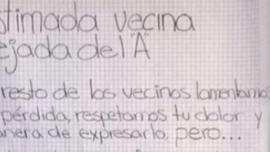 Cortó con su novio, no dejó dormir a todo el edificio y una vecina le dejó un cartel que se hizo viral