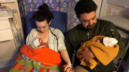 La madre que pasó dos semanas con su beba muerta: se la presentó a sus hermanos y la sacó a pasear