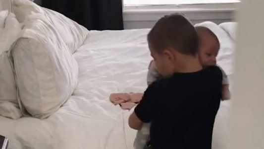El tierno gesto de un nene con su hermana bebé para calmarla cuando lloraba