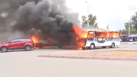 Estudiantes encapuchados incendian micros en Honduras