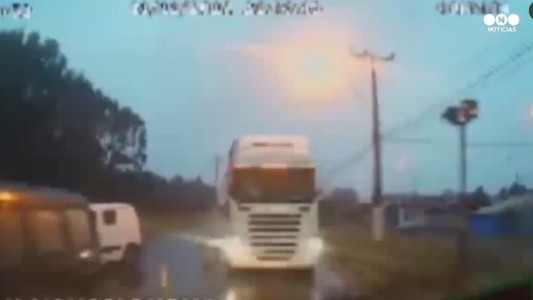 Así fue el tremendo choque de frente entre un micro y un camión