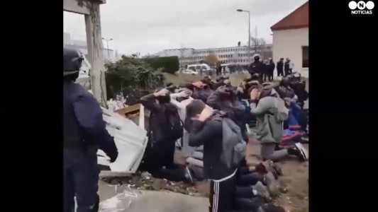 La imagen de la polémica en Francia: arresto o humillación de menores