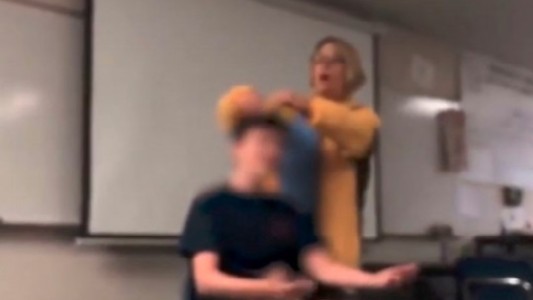 Una maestra fue presa por cortarle el pelo a la fuerza a sus alumnos