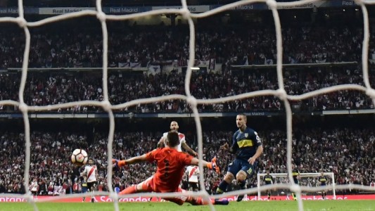 Video: el golazo de Benedetto y el gesto a Montiel