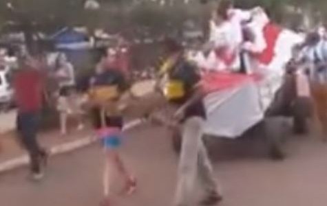 El insólito festejo de los hinchas de Boca empujando un carro de River campeón