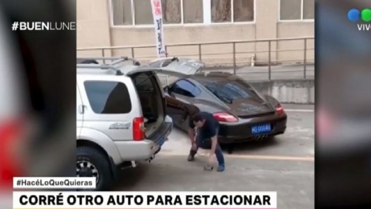 Video: así corrió otro auto para poder estacionar