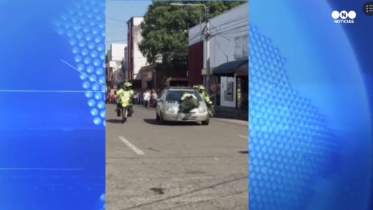 Tremendas imágenes de una conductora que atropella a un policía de tránsito