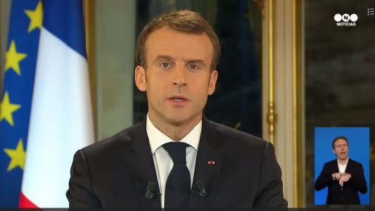 Así anunció Macron un aumento del salario mínimo para frenar las protestas