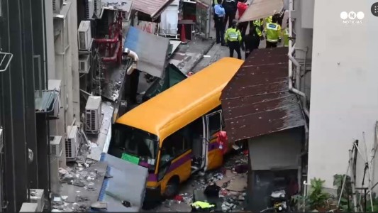 Tragedia en Hong Kong: micro escolar vacío choca y mata 4 personas