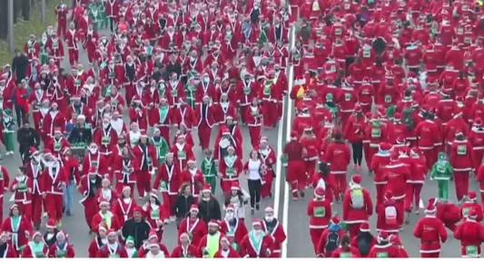 Miles de Papá Noel recorrieron las calles de Madrid