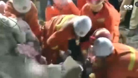 Así rescatan a una persona que estaba enterrada tras el alud en China