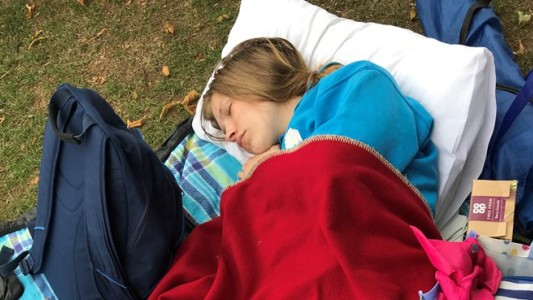 La joven con una rara enfermedad que no puede parar de dormir