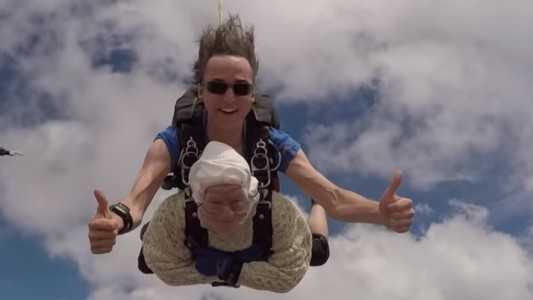 Video: paracaidista, a los 102 años