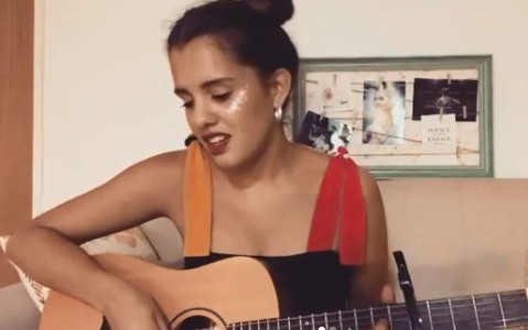 La versión de "No es no" de una joven cantante que arrasó en Instagram