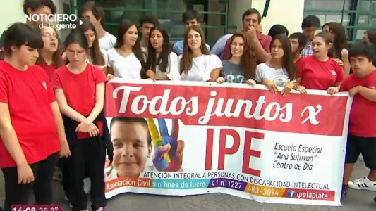 Donaron el dinero que recaudaron para el viaje de egresados