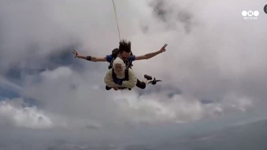 Una mujer de 102 años se tira en paracaídas y se convierte en nuevo récord mundial