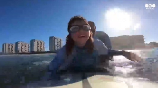 Dirigida por señales sonoras esta joven ciega entrena para participar en un torneo de surf en California