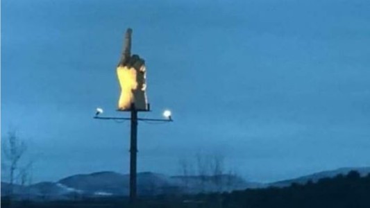 Harto de no conseguir permiso para construir, colocó una escultura insultante