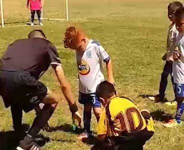 Video: Detienen un partido mientras un jugador le ata los cordones a su contrincante