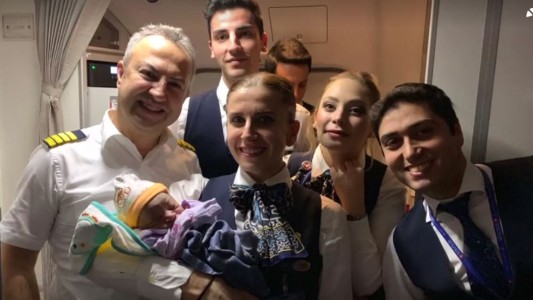 Nació un bebé en pleno vuelo con ayuda de las azafatas