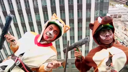 Insólito: limpian vidrios disfrazados de animales del zodiaco chino