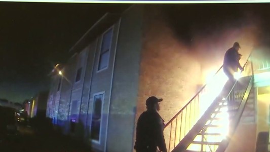 Dramático rescate de un niño entre las llamas