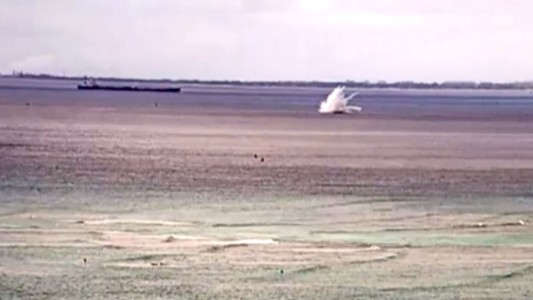 Terrible accidente: un avión militar se estrella en el mar