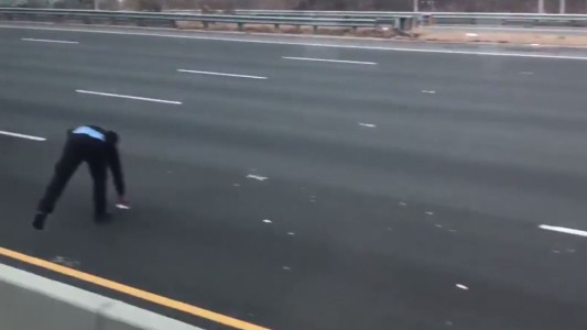 Los peores transportadores de caudales del mundo: se le cayeron los billetes en la autopista