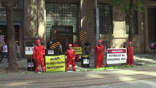 Protesta de Greenpeace para frenar la explotación petrolera en la Amazonía