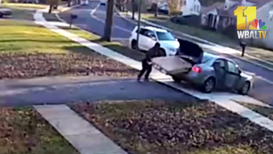 El ladrón más torpe del mundo: se robó un televisor muy grande para guardar en su auto