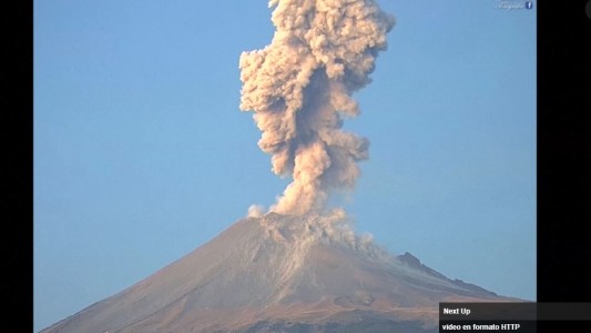 Espectacular imagen de la doble erupción del volcán Popocatepetl de México