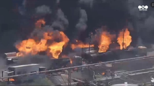Voraz incendio en una refinería de Brasil