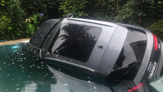 Insólito accidente : cayó con su camioneta a la pileta de un country