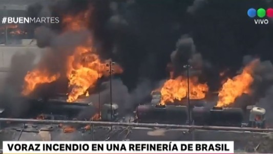 Voraz incendio en una refinería de Brasil