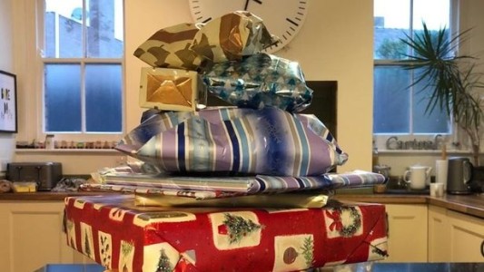 El hombre que antes de morir dejó 14 regalos para su pequeña vecina de dos años