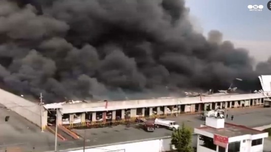 Tremendo incendio de una fábrica de telas en México