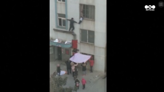 Impresionante rescate de un niño que quedó colgando de una ventana