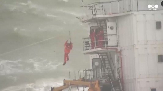 Impresionante rescate de la tripulación de un barco encallado