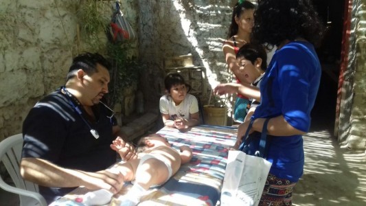 La historia del médico pediatra sanjuanino que atiende gratis abajo de un árbol