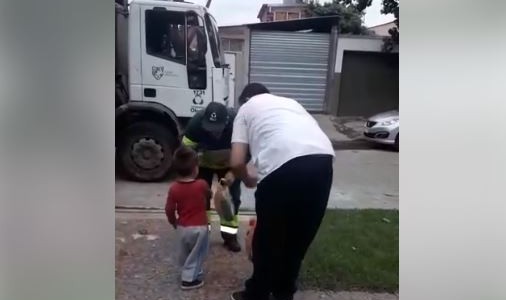 Video: nene le regala productos navideños a los recolectores de residuos