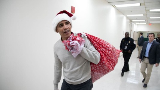 Obama se vistió de Papa Noel y repartió regalos en un hospital