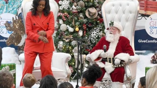 Michelle Obama se animó a hacer el pasito del Fortnite con Papa Noel