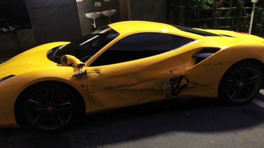 Delivery chocó con su moto a cuatro Ferraris y le reclaman US$ 390 mil